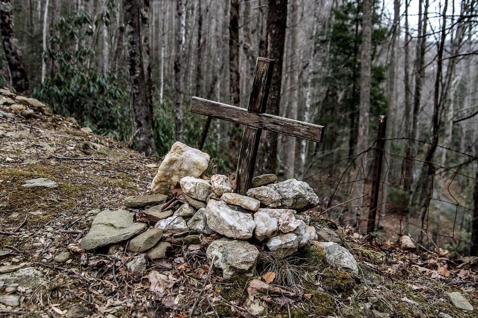  A cross adorns a crude grave in Elkmont, Tennessee