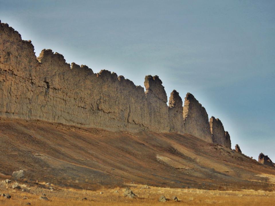  This photograph from Shiprock in northwestern New Mexico shows a ridge that 'formed from lava filling an underground fracture then resisting erosion better than the material around it did'