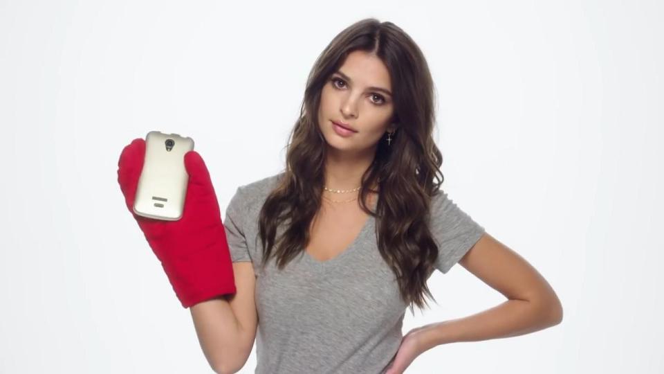  Emily Ratajkowski shows how hot smartphones can get