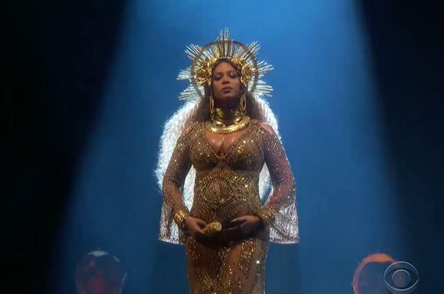  A pregannt Beyonce performed at the awards ceremony last night