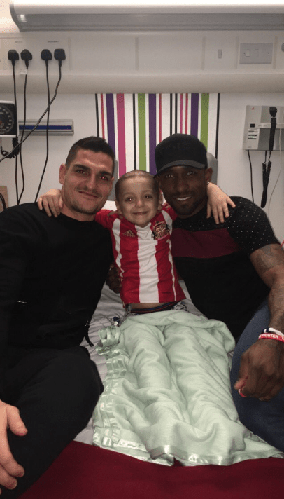  Bradley Lowery shares a big grin alongside Vito Mannone and Jermain Defoe