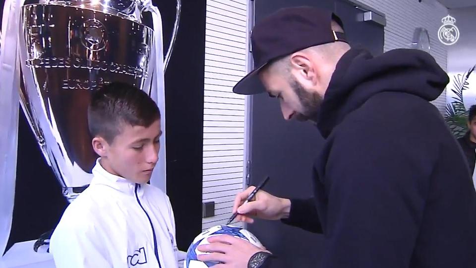  Karim Benzema sign the young Colombian's football