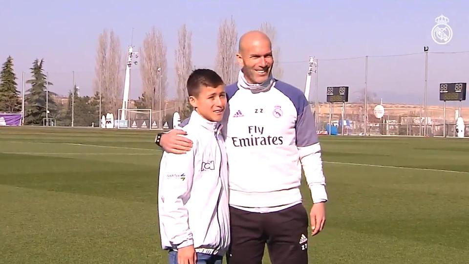  Zinedine Zidane poses with Ramirez