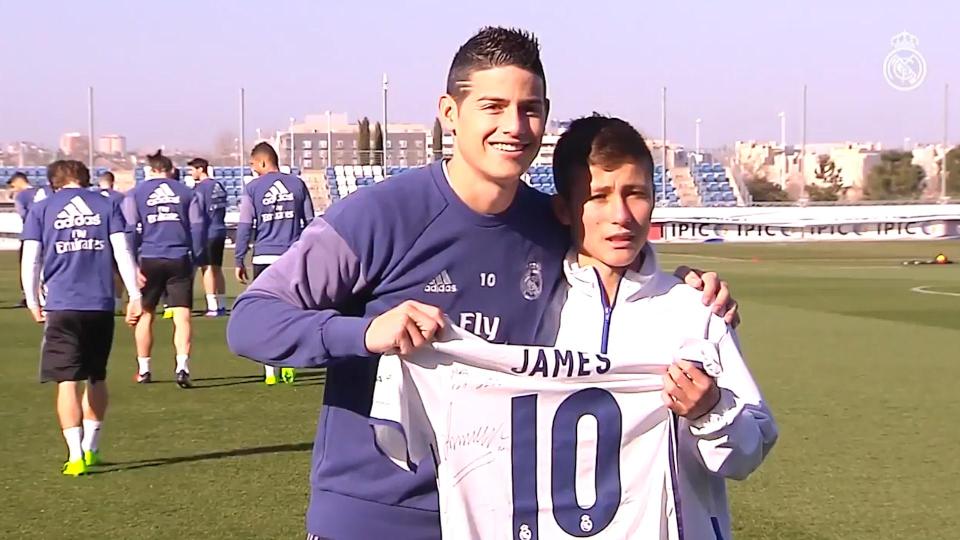  Rodriguez and Ramirez pose with a signed shirt