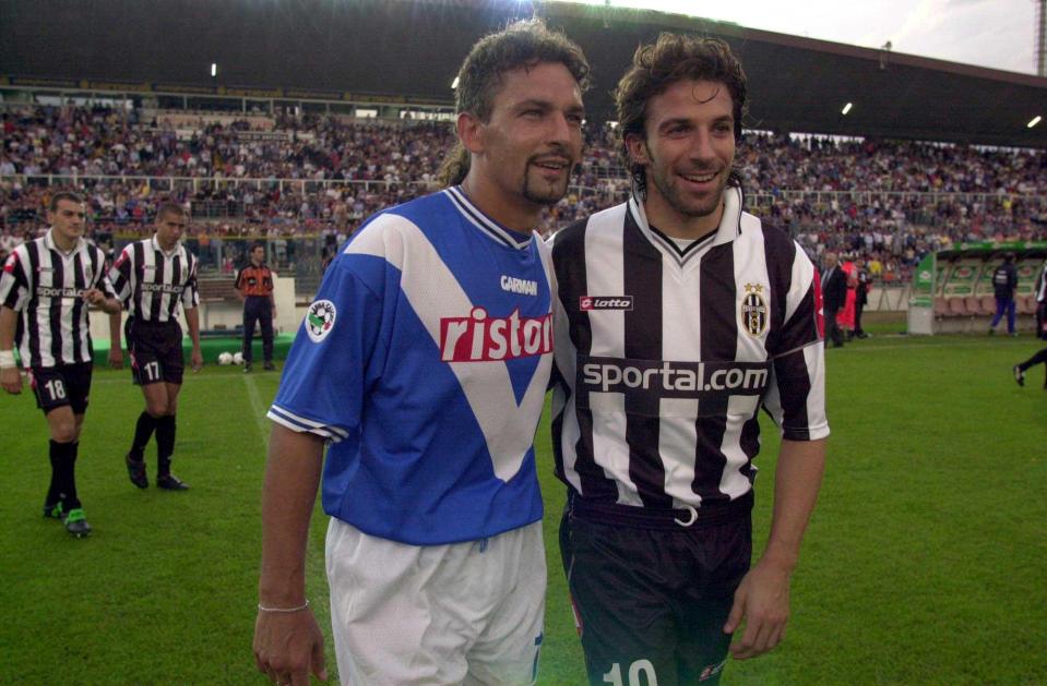  Roberto Baggio poses with Juventus successor Alessandro Del Piero