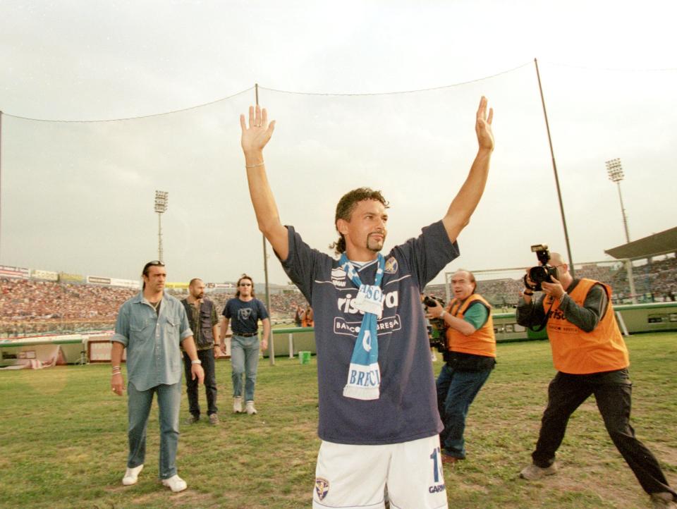  Roberto Baggio waves to adoring Juventus fans after returning with Brescia