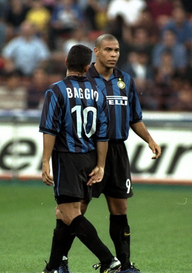  Roberto Baggio talks to Inter Milan strike partner, Ronaldo in 1998-99