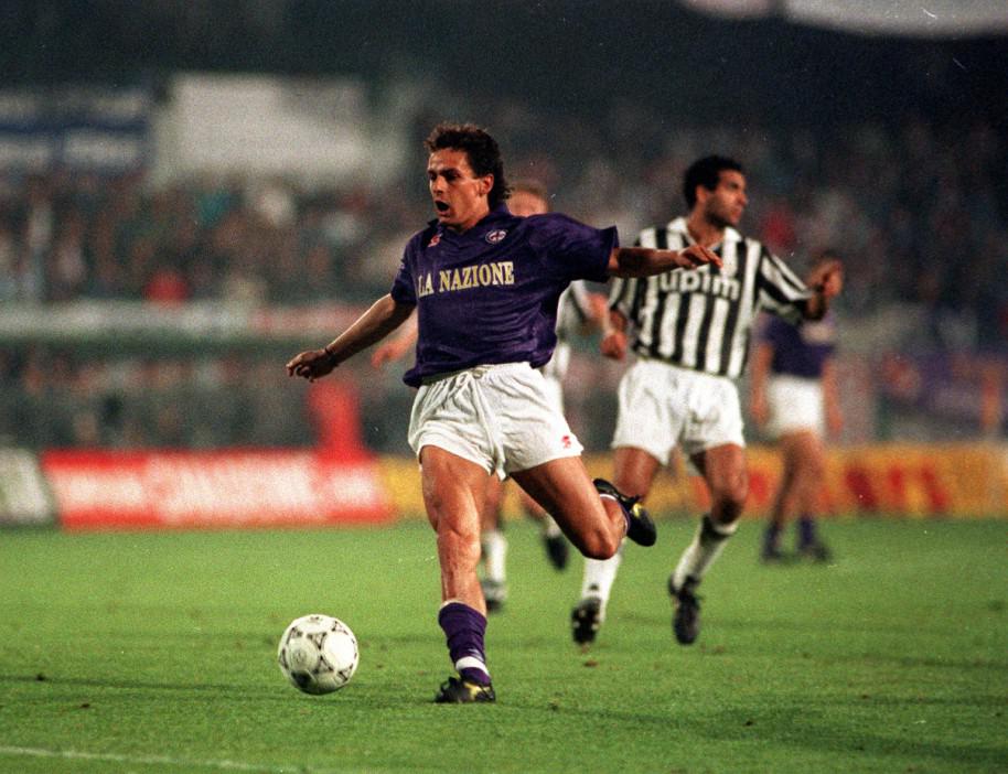  Roberto Baggio in action for Fiorentina against Juventus in 1990 Uefa Cup final