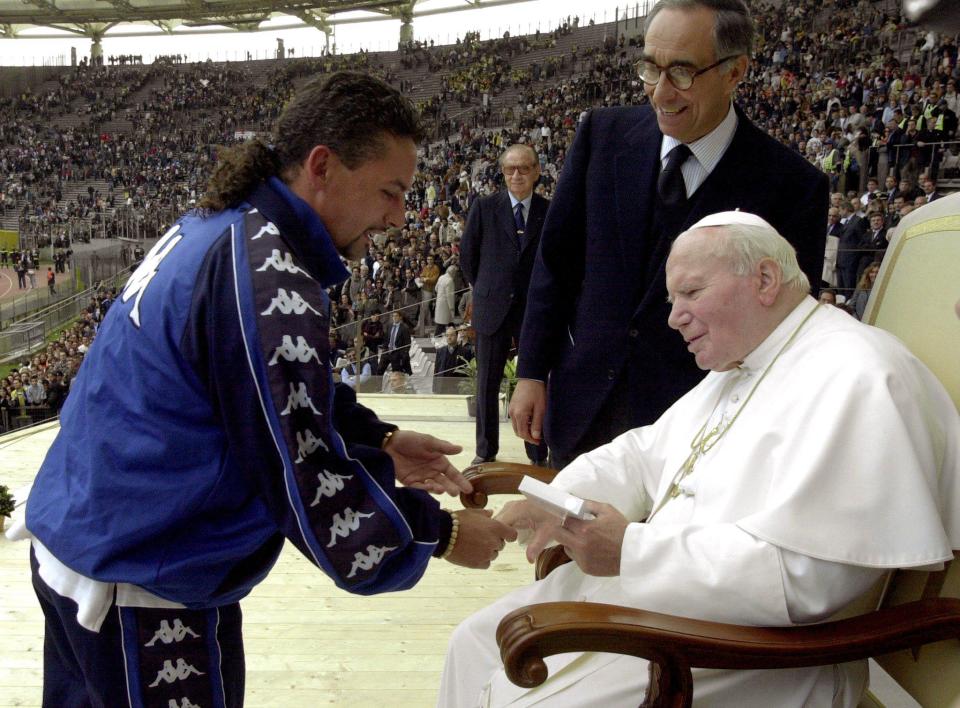  Roberto Baggio meets Pope John Paul II while on duty with Italy