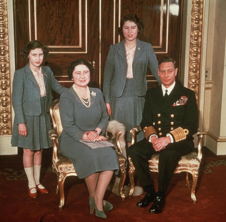  Princess Margaret, Queen Elizabeth, Princess Elizabeth and King George VI in 1942