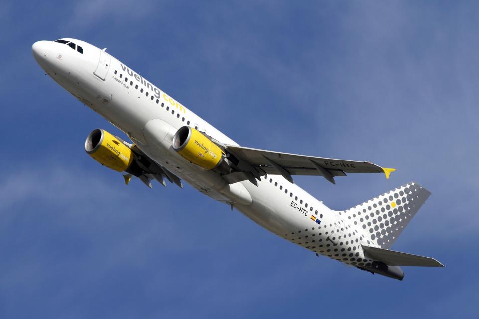  An Airbus A320 of Vueling Airlines - the incident involved an A320 but the report does not specify which airline was operating the commercial airliner