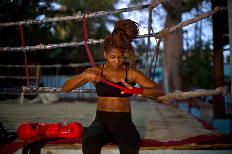  Boxer Idamerys Moreno wraps a bandage on her hand