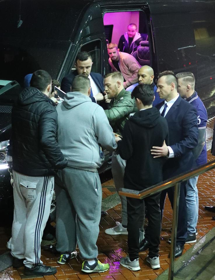  Conor McGregor finally left the hotel after 63 hours to board his private jet