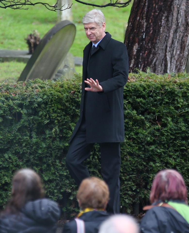  Wenger acknowledges football fans who arrived to pay their respects