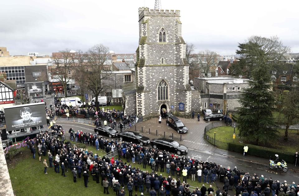  Hundreds of fans arrived to pay their respects to Taylor