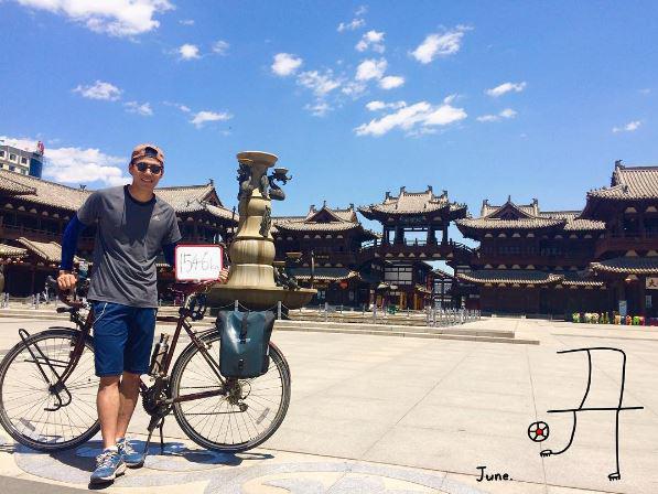  Lee posed for fantastic photos with his bike on his trip