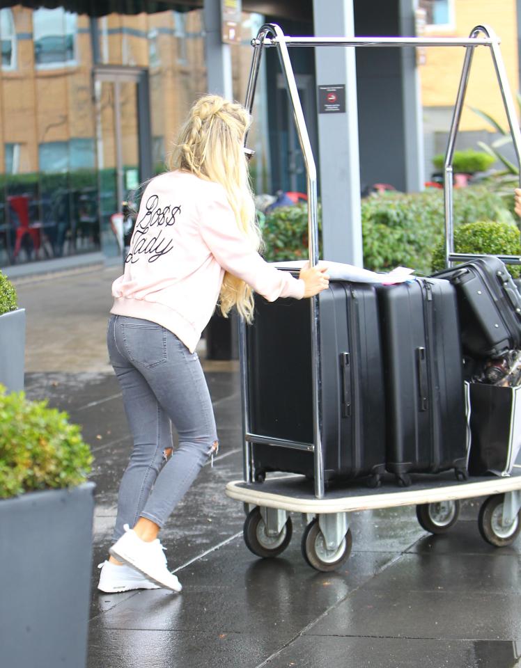  The TV beauty even pushed her own luggage to the car