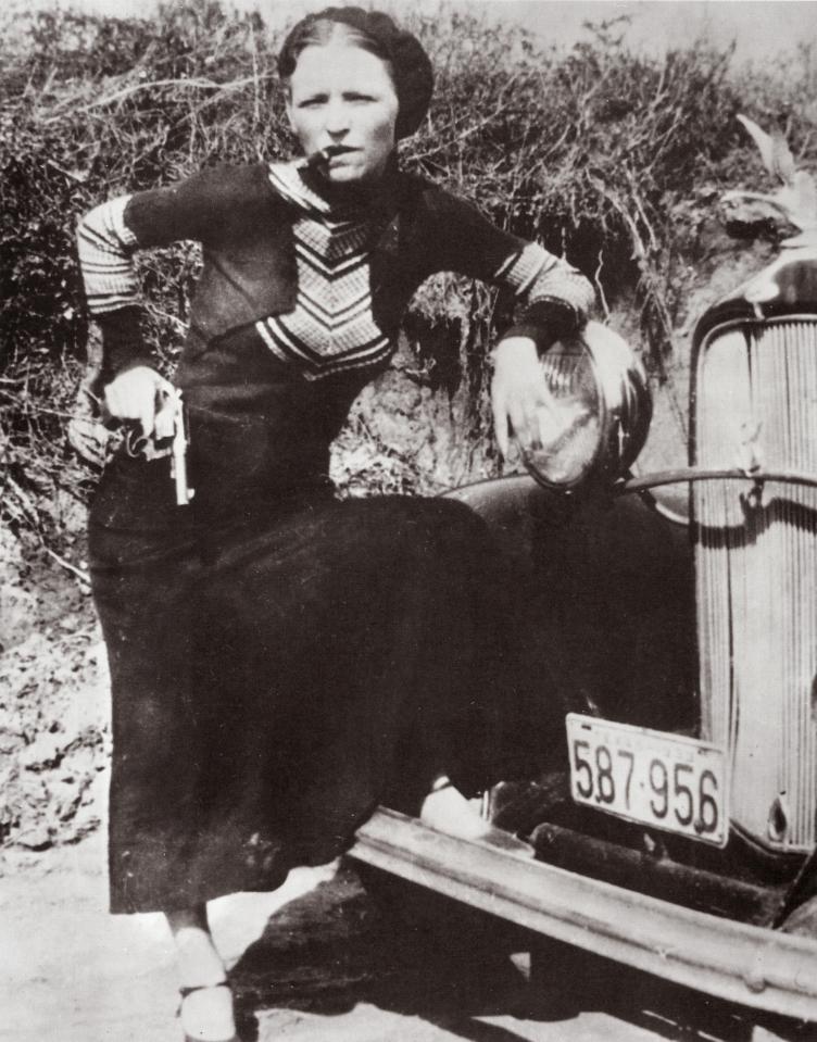  Bonnie Elizabeth Parker, one half of gangsters Bonnie and Clyde, brandishes her gun in 1930