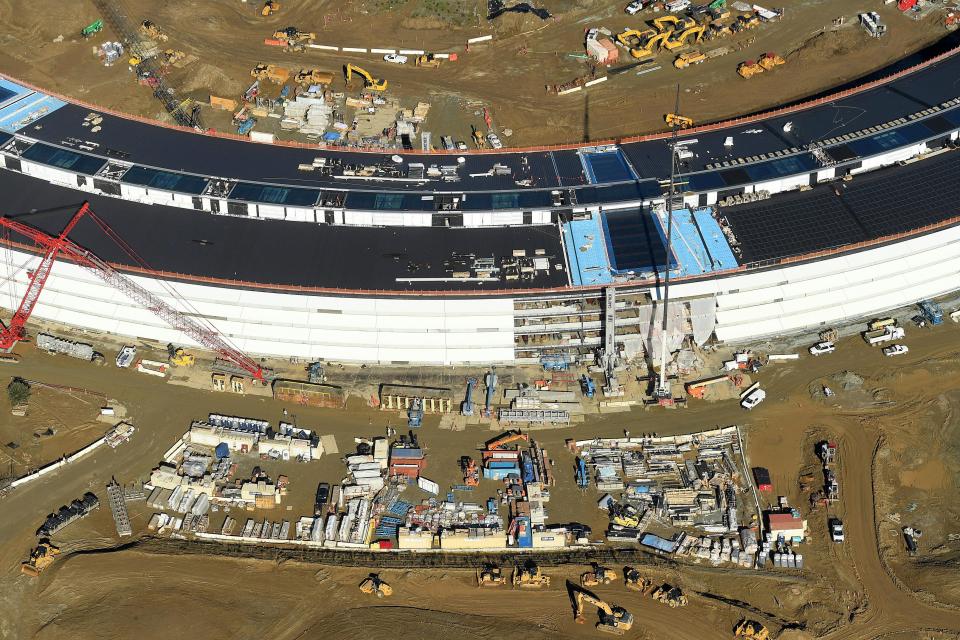  The Apple Campus features the world's largest piece of curved glass