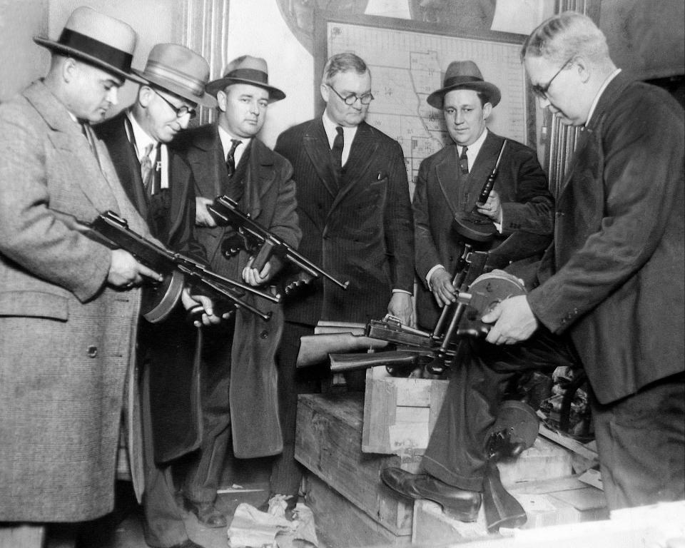  Chicago police arm themselves with weapons to prime themselves for warfare with gangsters in the 1930s