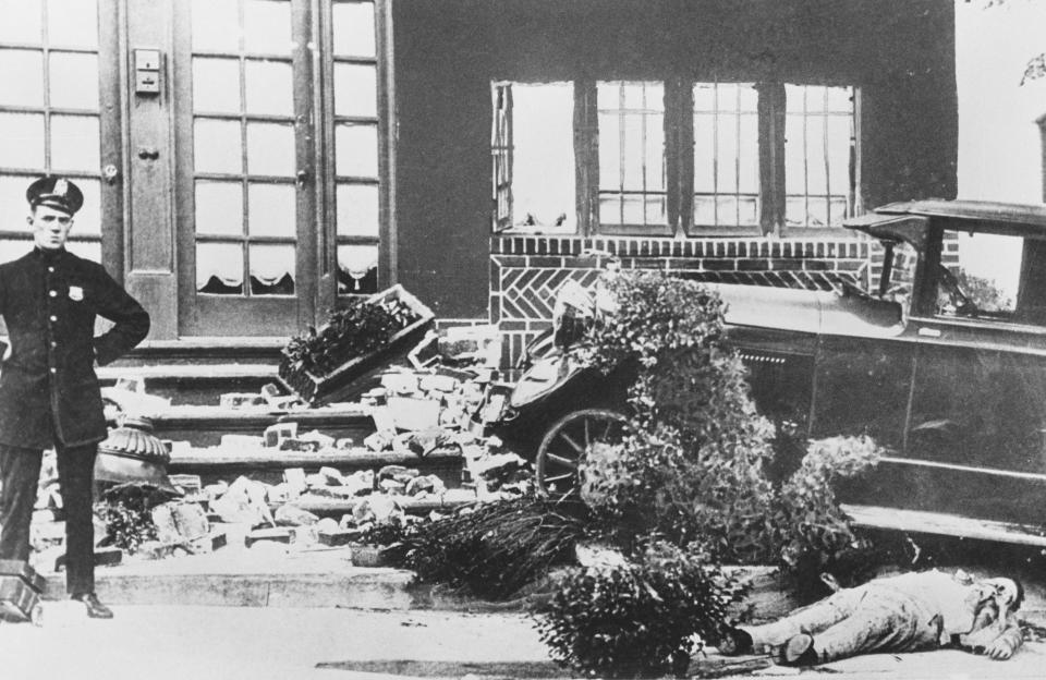  The body of gang chief Frankie Yale lies beside his car in New York after he was murdered