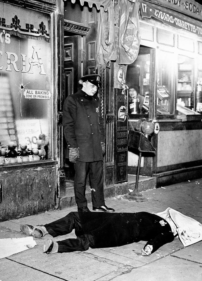  The body of gangster John (Aces) Mazza lies on a street in New York