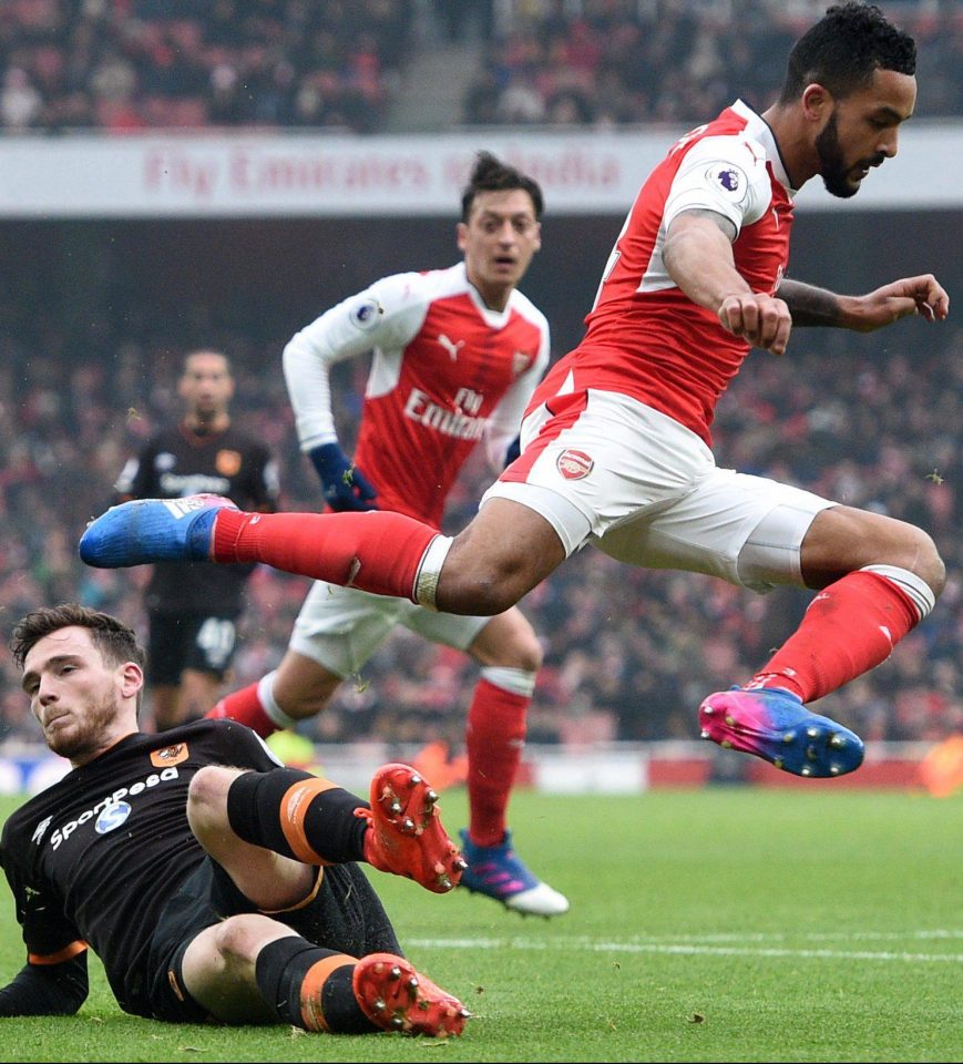  Theo Walcott sported short sleeves against Hull