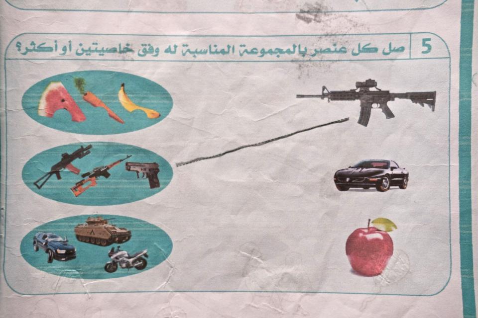  This questions appears to ask youngsters top match up a gun with other guns and fruit with other fruit