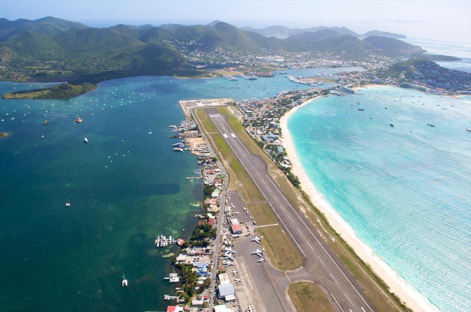  St Maarten's airport forces planes to skim over the heads of beach-going tourists to make a landing