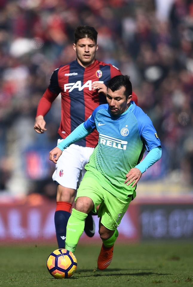 Gary Medel tries to get away from Bologna forward, Bruno Petkovic