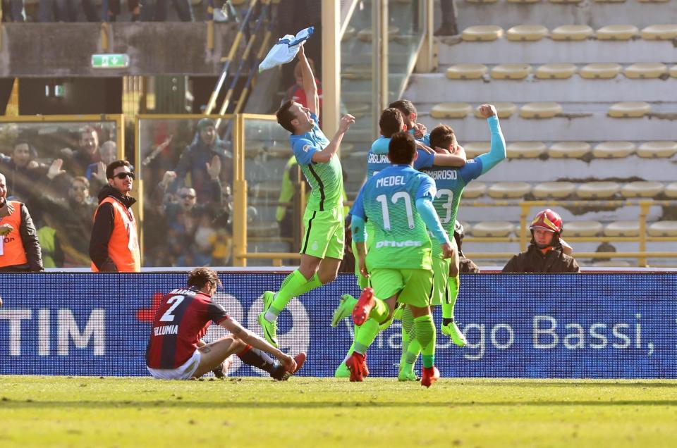 Gabriel Barbosa celebrates with his team-mates after scoring winning goal