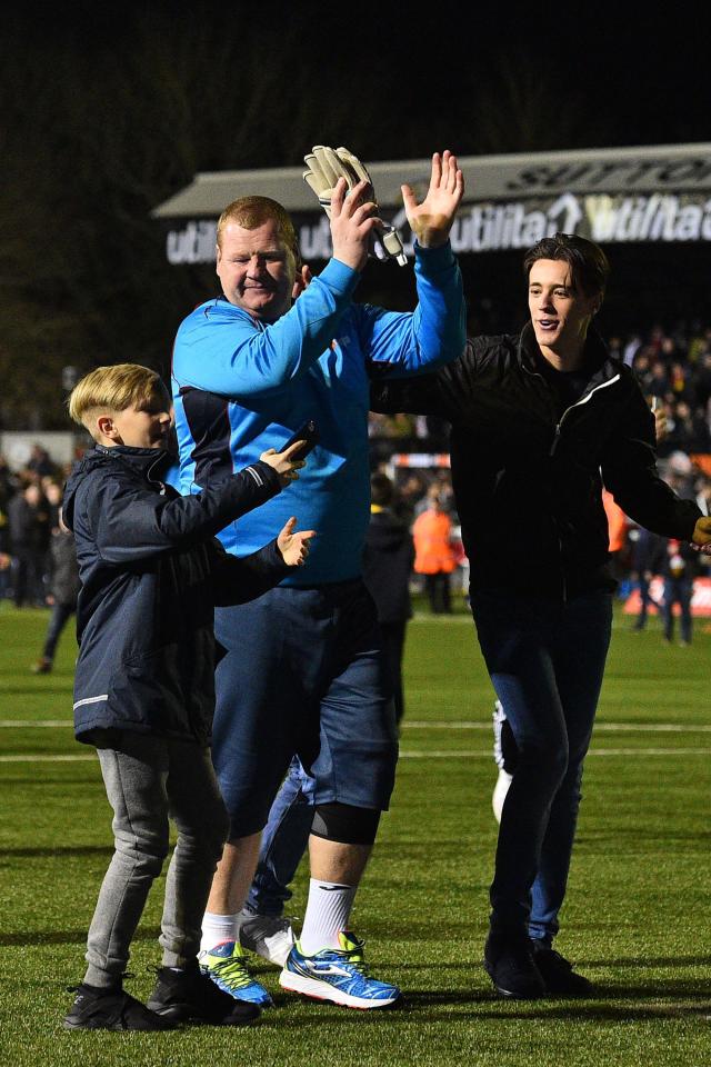  Wayne Shaw applauds the crowd after Sutton had been beaten by Arsenal