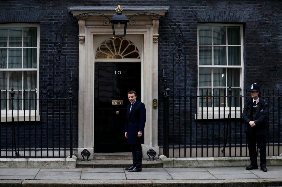  Macron arrives at 10 Downing Street before talks with Theresa May