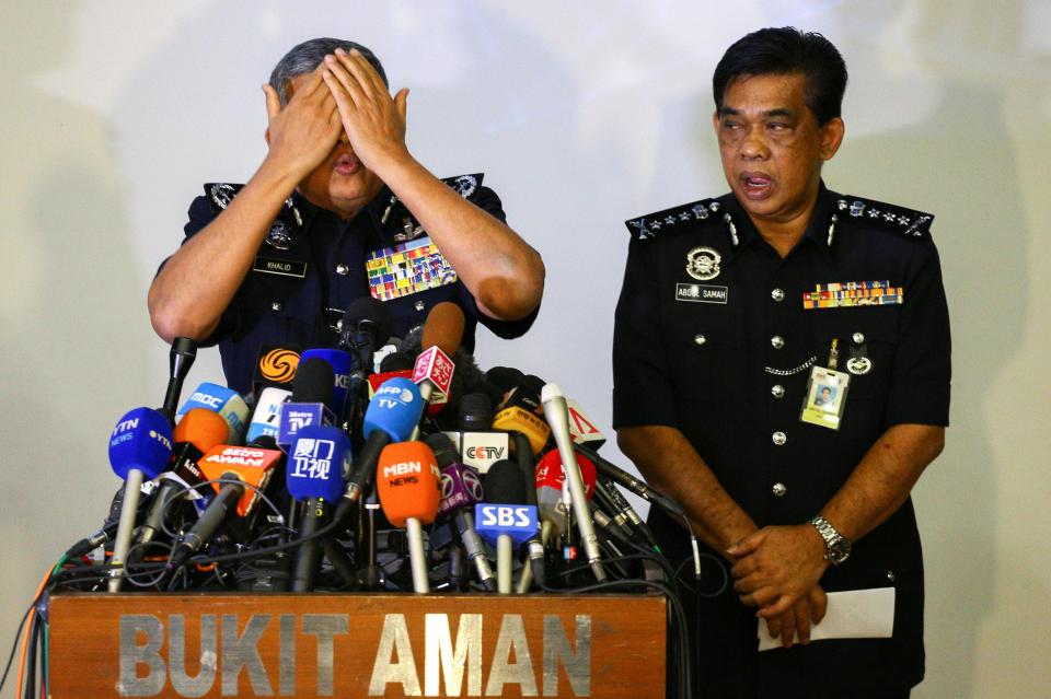  Malaysia's Royal Police Chief Khalid Abu Bakar demonstrates how the women are claimed to have wiped poison on Kim Jong-nam's face