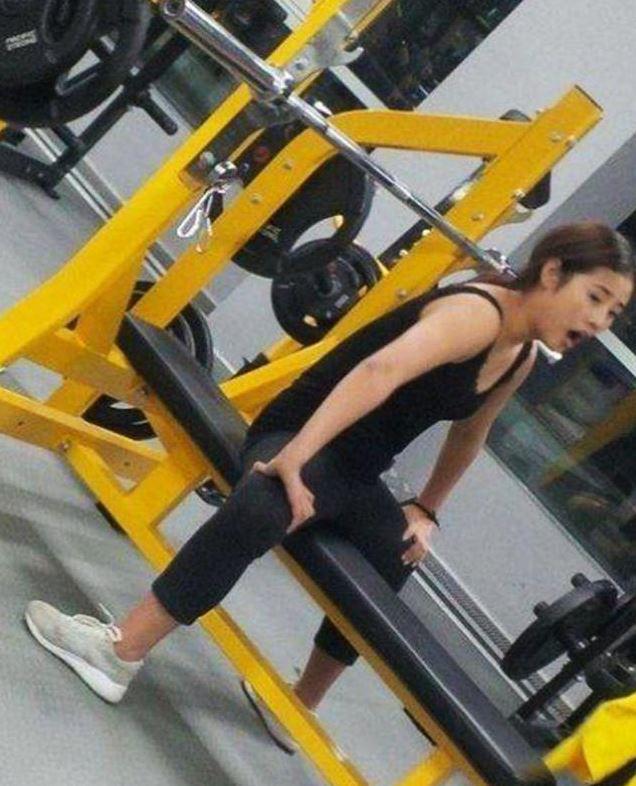  Many people have been left scratching their heads at this image of a girl in the gym with a seemingly bent back foot