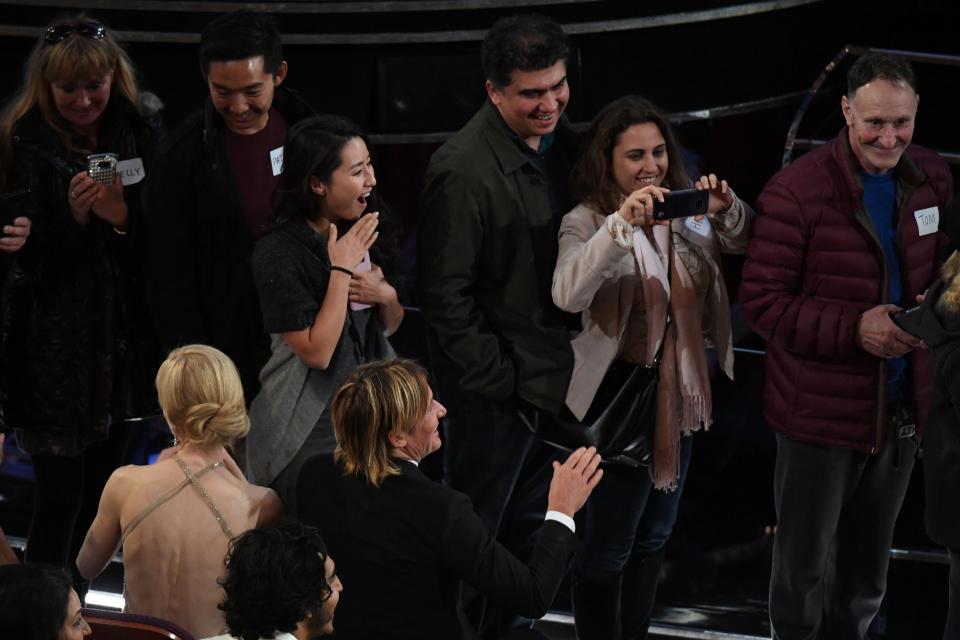  A group of tourists on what they believed to be a normal tour bus found themselves interupting the 89th Academy Awards in one of Jimmy Kimmel's Oscar skits