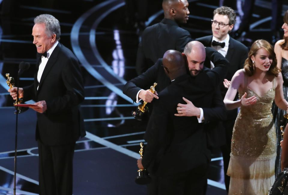  La La Land producer Jordan Horowitz and Moonlight director Barry Jenkins hugged as Warren Beatty explained the issue on stage