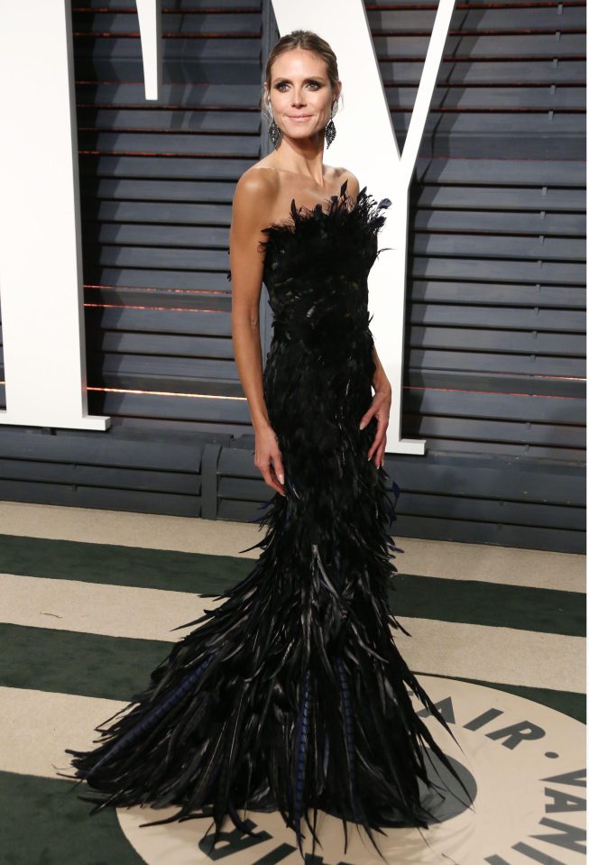  Heidi Klum showed off her slender frame in a black feathered dress