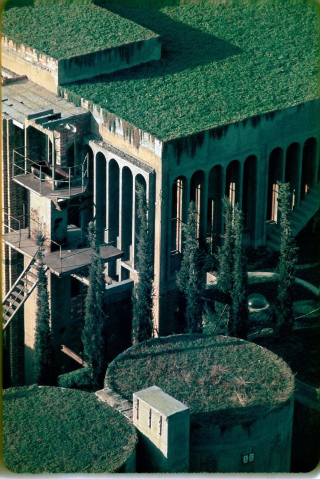  Above the Cathedral lies Ricardo’s residence, green roofs and terraces