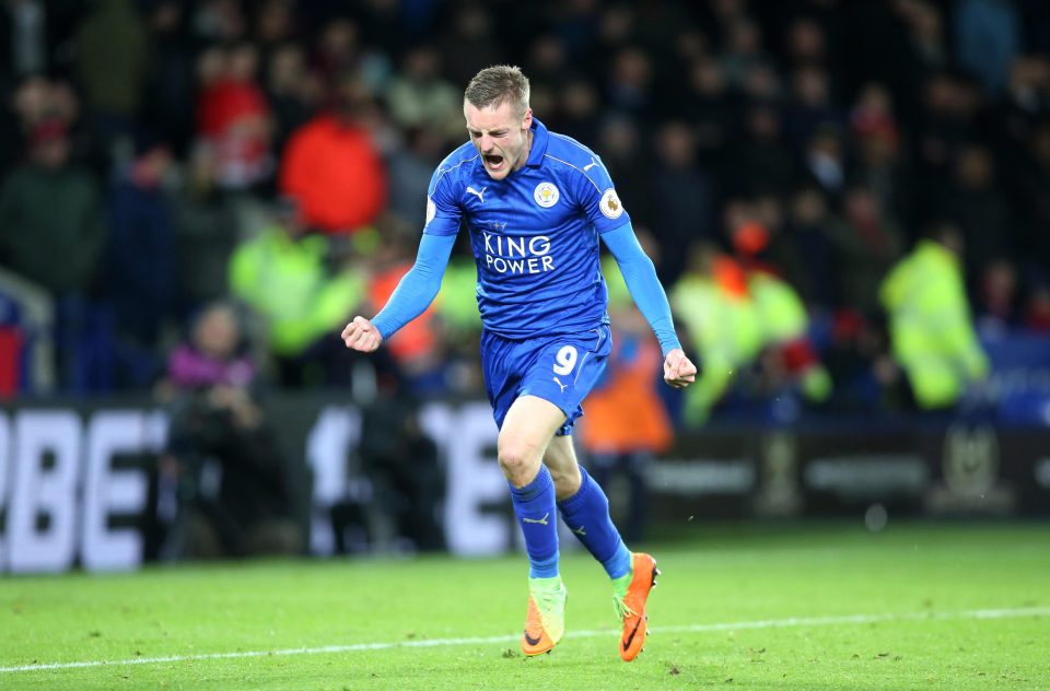  Jamie Vardy scored twice to help Leicester City defeat Liverpool on Monday