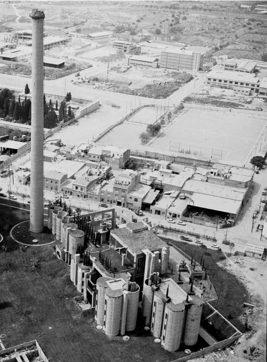  The silos were full of cement and it was impossible to penetrate the spaces entirely saturated with dust