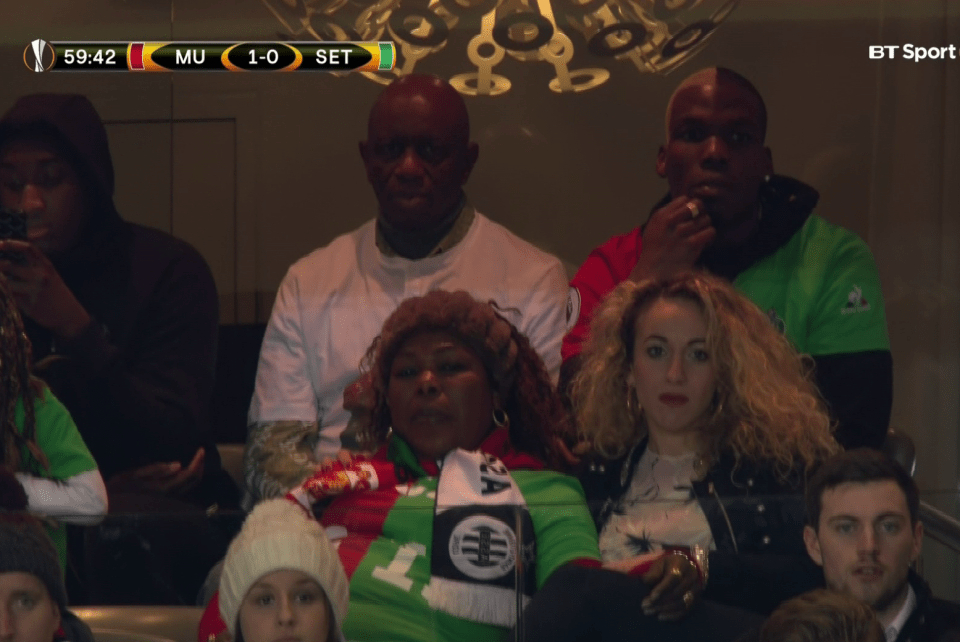  Pogba's mother wore a half-and-half shirt and scarf