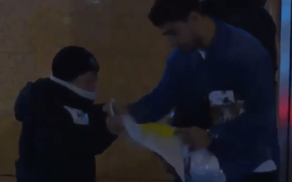  The Barcelona ace then signed the young supporter's flag