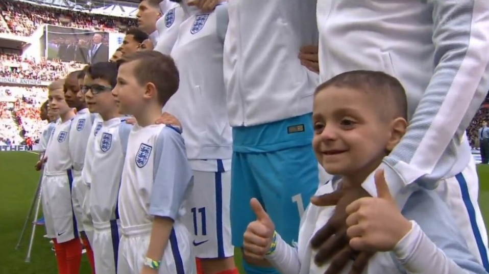  Bradley Lowery gives a big thumbs-up as the teams align for their respective national anthems