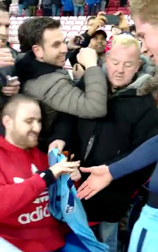  Kevin De Bruyne handed his Manchester City fan to a disabled Sunderland fan - he also signed it