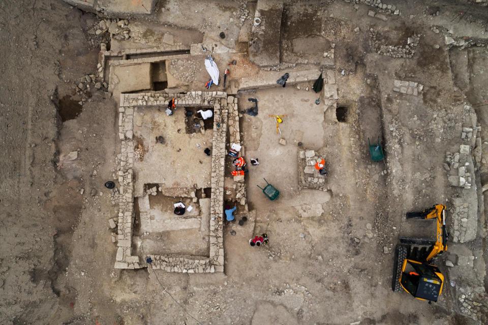  Inrap worker uncover the ancient town of Ucetia