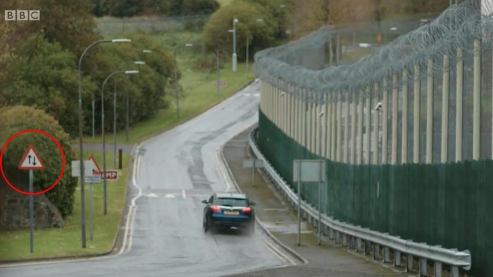  Although signs made it clear that it was a two-way traffic road