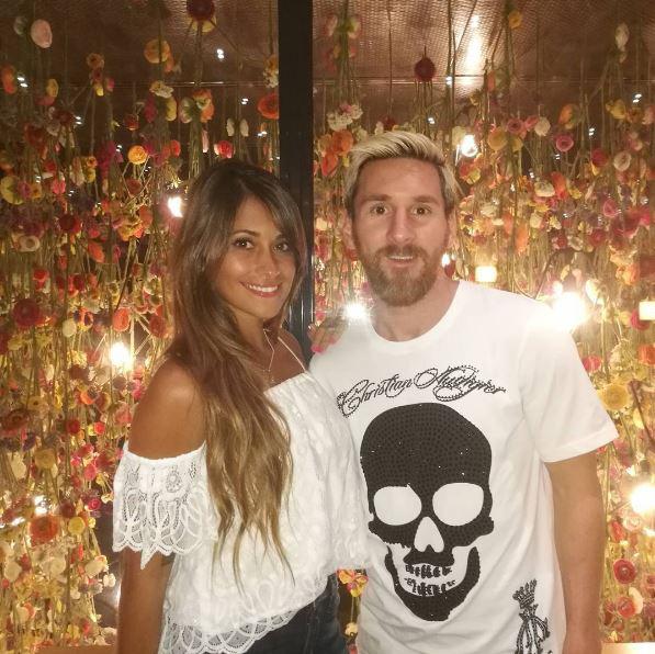  Lionel Messi and his fiancee battled through the delirious crowds