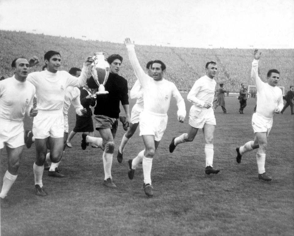  Alfredo di Stefano, Marquitos, Dominguez, Francisco Gento, Jose Santamaria, and Ferenc Puskas parade the Euorpean Cup around Hampden Park