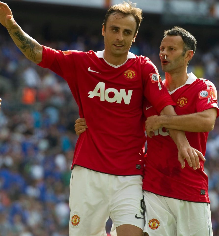  Dimitar Berbatov and Ryan Giggs celebrate as Manchester United team-mates